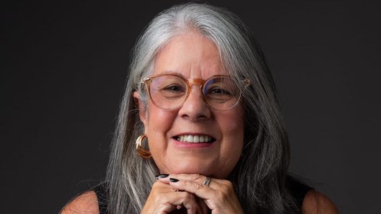 Em entrevista, a gerontóloga Claudia Alves fala sobre processo de escrita e repercute a vivência desafiadora de pessoas que atuam como cuidadoras de familiares - Galeria 32