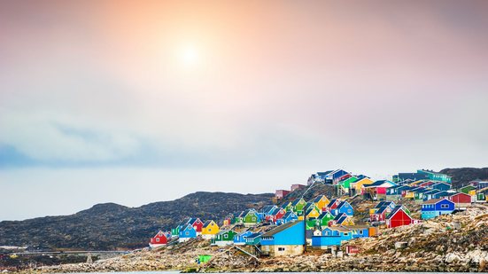 A Groenlândia (vila Aasiaat, na foto) tem sido alvo da cobiça do presidente dos EUA, que analisa com assessores opções de aquisição da ilha - Envato