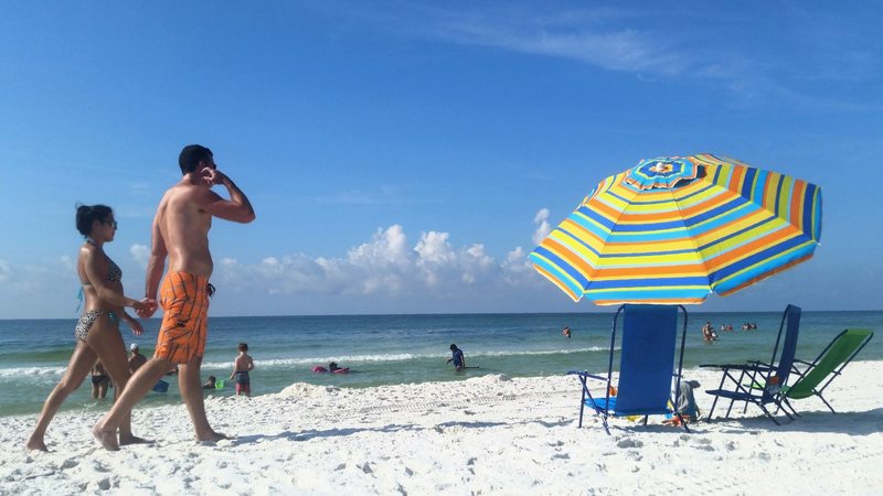 De acordo com o Procon-SP, é permitida a cobrança pelo uso de cadeiras e guarda-sóis, respeitando as regras municipais - Envato