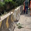 A prefeitura  instalou blocos de concreto na Av. Carlos Caldeira Filho, onde dois idosos morreram em virtude das chuvas - Divulgação/Prefeitura de São Paulo