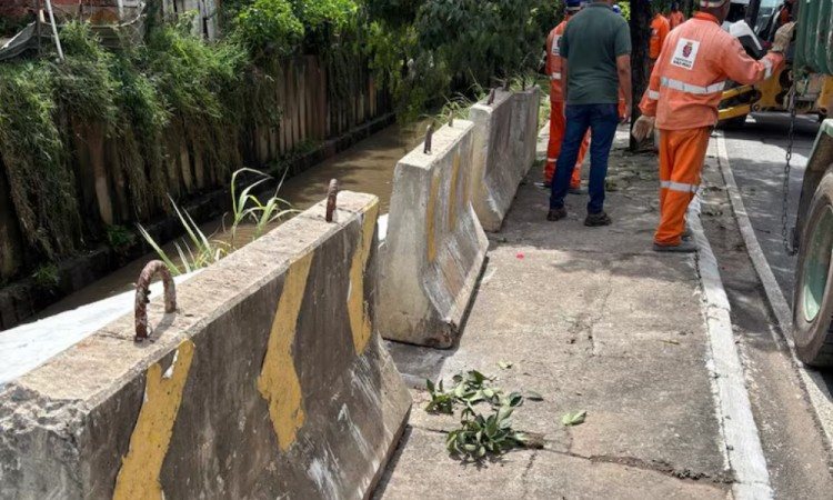 A prefeitura  instalou blocos de concreto na Av. Carlos Caldeira Filho, onde dois idosos morreram em virtude das chuvas - Divulgação/Prefeitura de São Paulo