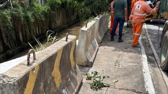 A prefeitura  instalou blocos de concreto na Av. Carlos Caldeira Filho, onde dois idosos morreram em virtude das chuvas - Divulgação/Prefeitura de São Paulo