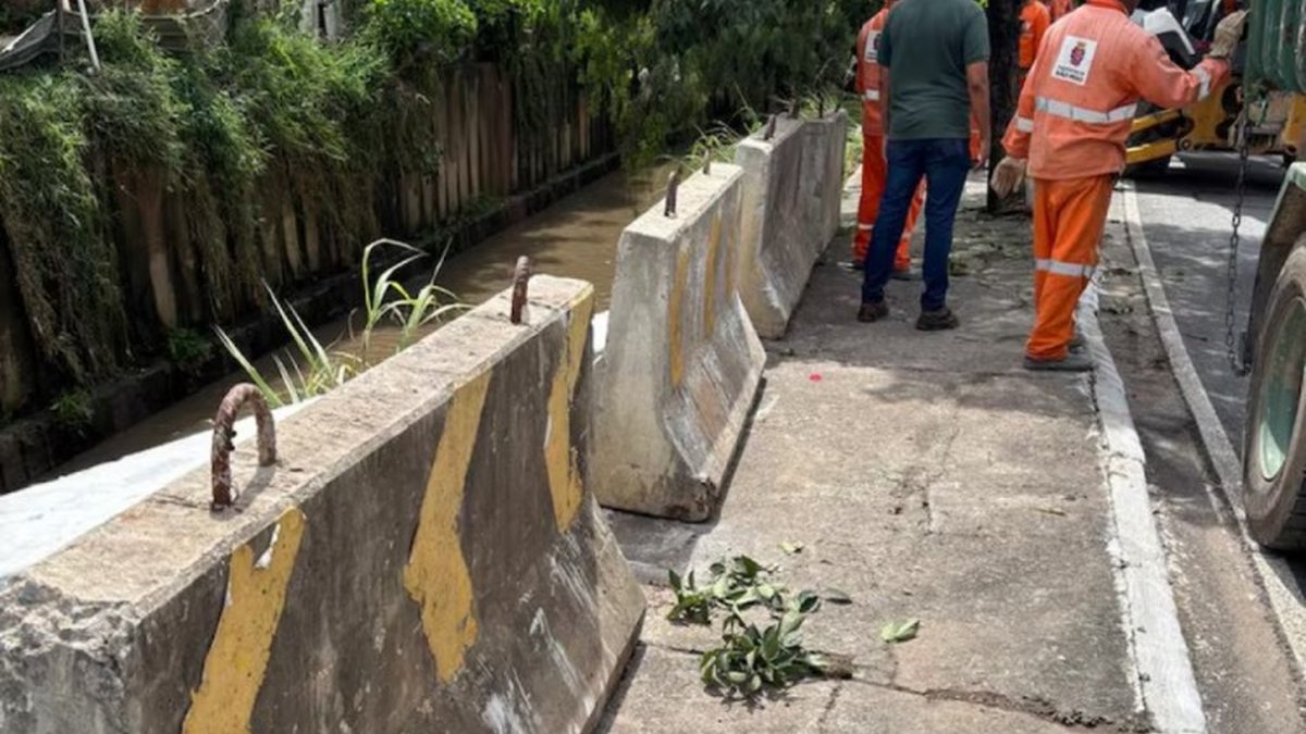 A prefeitura  instalou blocos de concreto na Av. Carlos Caldeira Filho, onde dois idosos morreram em virtude das chuvas - Divulgação/Prefeitura de São Paulo