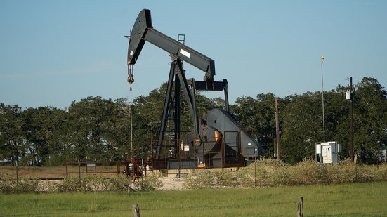 Petróleo sendo extraído: 90% é usado como fonte de energia, principalmente na geração de eletricidade, no transporte e em processos industriais - Pixabay