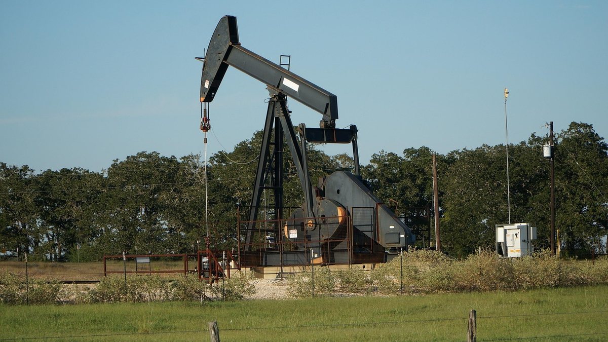 Petróleo sendo extraído: 90% é usado como fonte de energia, principalmente na geração de eletricidade, no transporte e em processos industriais - Pixabay