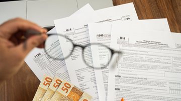 O atraso na entrega implica em multa com valor mínimo de R$ 165,74 e aciona diversas travas financeiras para o contribuinte - Envato/Glauco Lara
