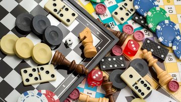 Na zona oeste, a biblioteca Alceu Amoroso Lima oferece Jogos de Tabuleiro, com o Grupo Board Games Zona Oeste - Envato