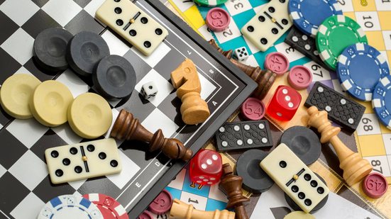 Na zona oeste, a biblioteca Alceu Amoroso Lima oferece Jogos de Tabuleiro, com o Grupo Board Games Zona Oeste - Envato