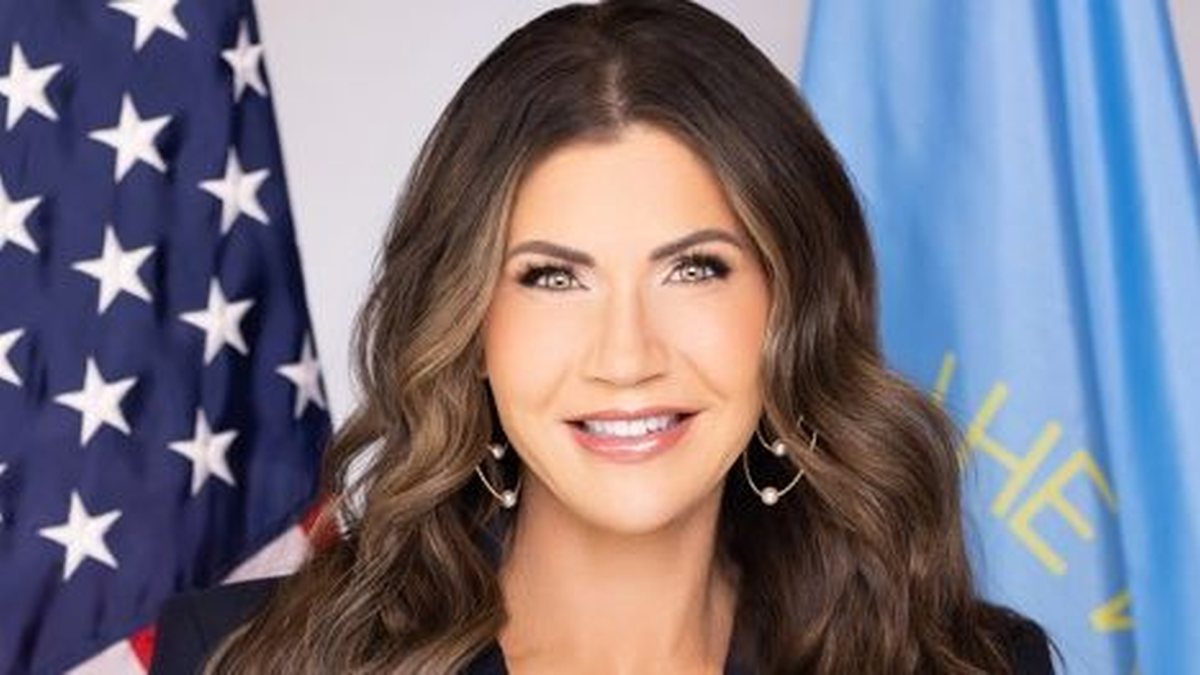 A secretária do Departamento de Segurança Interna, Kristi Noem, alega que Alex Pretti atacou policiais e o comandante da Alfândega - Divulgação / Governo de Dakota do Sul