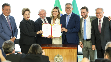 Lula e Dilma participaram do anúncio; investimento total é de R$ 4,8 bilhões, destes, RS 1,7 bilhão serão destinado à construir do hospital - Marcelo Camargo/Agência Brasil