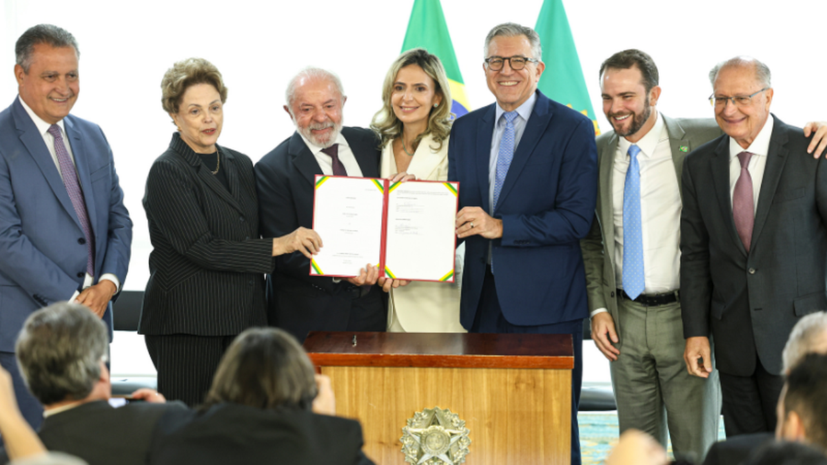 Lula e Dilma participaram do anúncio; investimento total é de R$ 4,8 bilhões, destes, RS 1,7 bilhão serão destinado à construir do hospital - Marcelo Camargo/Agência Brasil