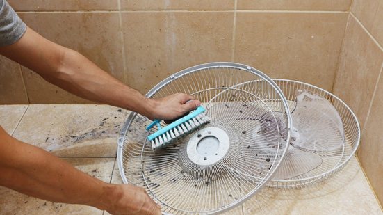 Muitos ventiladores acumulam poeira nas hélices e nas grades ao longo do tempo - Reprodução internet