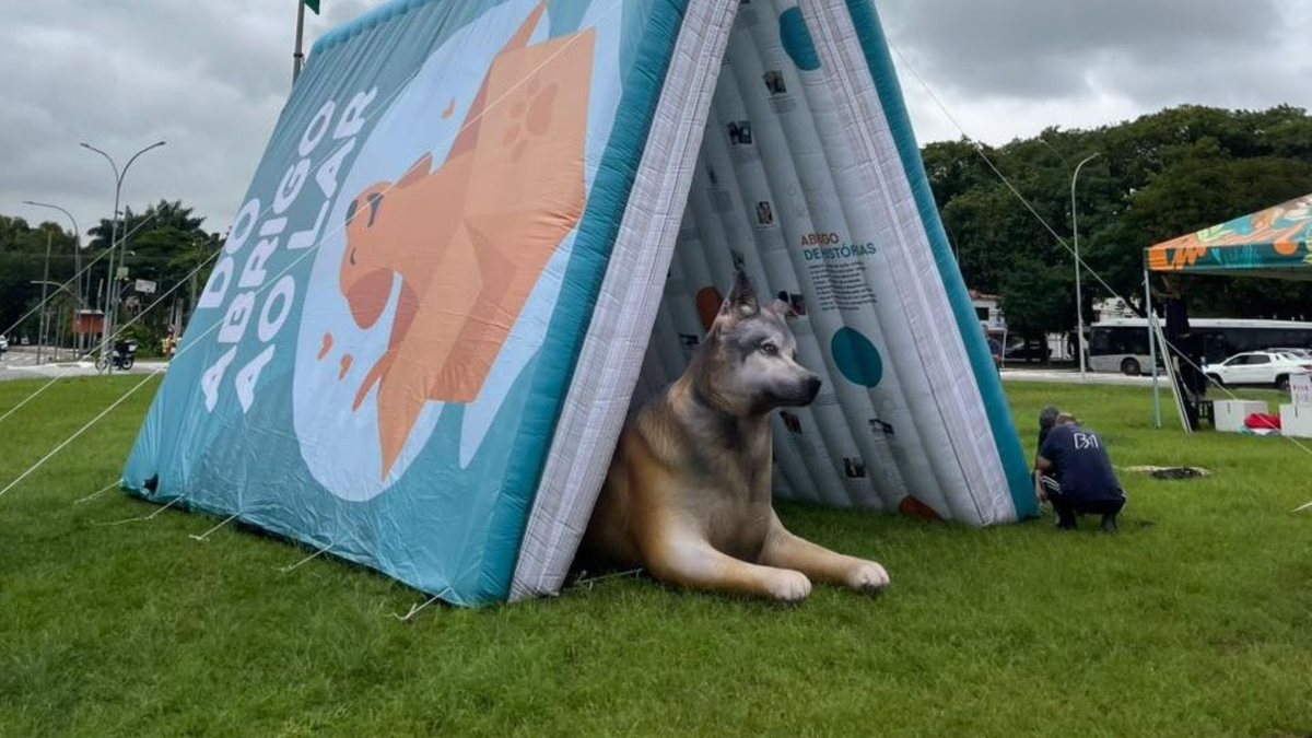 Entre as instalações, destaca-se o “Abrigo de Histórias”, uma escultura inflável em formato de livro gigante entreaberto, com cinco metros de altura - Divulgação