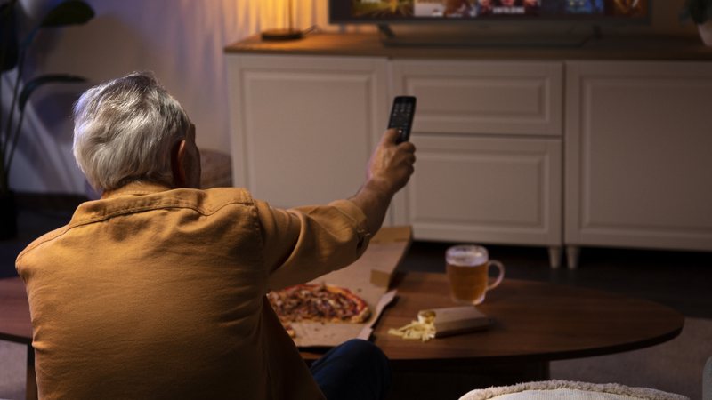 Quanto maior o tempo parado, maior o risco de doenças do coração e de morte por causas cardiovasculares - Foto: Freepik