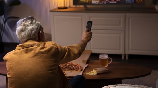 Quanto maior o tempo parado, maior o risco de doenças do coração e de morte por causas cardiovasculares - Foto: Freepik