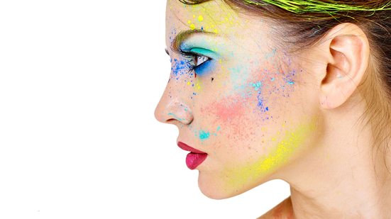 A beleza carnavalesca abraça sem pudor o maximalismo, apostando em glitter, delineados luminosos e lábios cintilantes - Envato