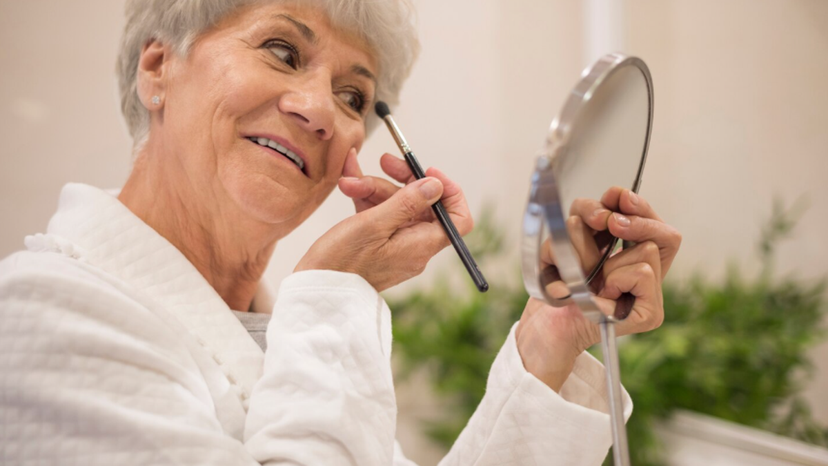 Bases de textura leve e acabamento luminoso ajudam a suavizar linhas e realçar a beleza natural da pele madura - Banco de Imagens