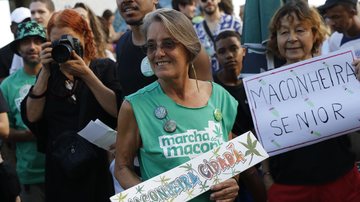 Mulheres 50+ caminham pela legalização durante a Marcha da Maconha, no Rio de Janeiro, em 2023 - Fernando Frazão/Agência Brasil