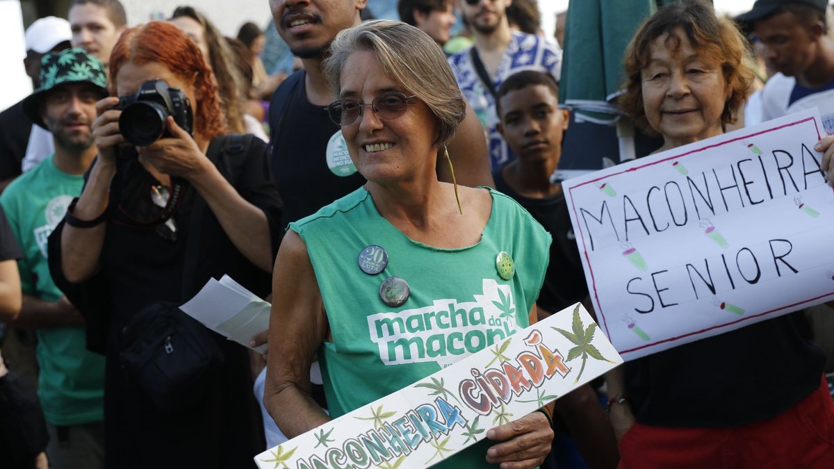 Mulheres 50+ caminham pela legalização durante a Marcha da Maconha, no Rio de Janeiro, em 2023 - Fernando Frazão/Agência Brasil