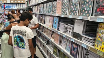 Grupos de compras coletivas, doações de empresas e ongs, vouchers e trocas de livros são algumas opções para adquirir material escolar; veja dicas - Marco Ambrosio/Ato Press/Estadão Conteúdo