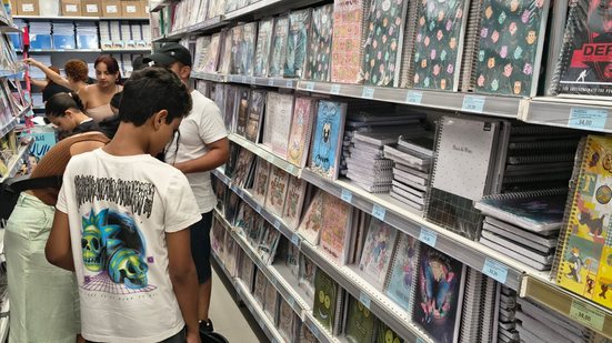 Grupos de compras coletivas, doações de empresas e ongs, vouchers e trocas de livros são algumas opções para adquirir material escolar; veja dicas - Marco Ambrosio/Ato Press/Estadão Conteúdo