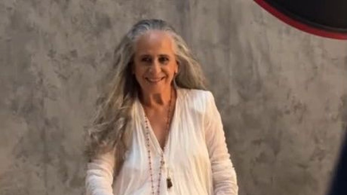 A gravação, feita em estúdio, registra uma das cinco músicas inéditas que Bethânia vem apresentando na turnê Maria Bethânia - 60 anos de Carreira - Reprodução/Instragran/@mariabethaniaoficial