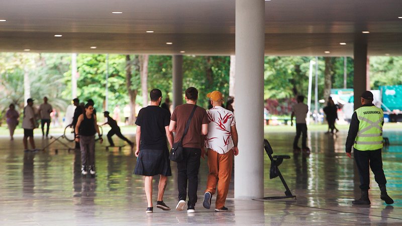 As linhas curvas da marquise se estendem pelo parque; espaço voltou a receber famílias, crianças, esportistas e visitantes em busca de lazer - Leon Rodrigues / Prefeitura de São Paulo