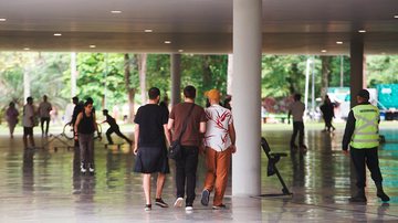 As linhas curvas da marquise se estendem pelo parque; espaço voltou a receber famílias, crianças, esportistas e visitantes em busca de lazer - Leon Rodrigues / Prefeitura de São Paulo