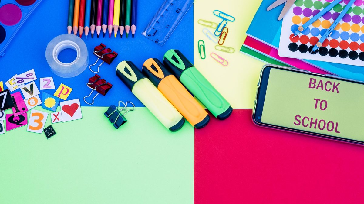 É importante comparar preços antes de ir às compras, além da recomendação de reaproveitar os produtos da lista de material - Envato