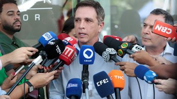 O médico Brasil Caiado diz que Bolsonaro se apresentava estável, mas com quadro de contusões leves, tontura, desequilíbrio e oscilação de memória - Bruno Peres / Agência Brasil