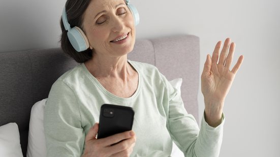 Cada pessoa reage de um jeito. Por isso, o ideal é testar até encontrar o som que traz mais conforto. - Foto: Freepik