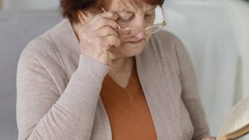 Em alguns casos, exames que medem a curvatura da córnea ajudam a identificar o grau - Foto: Freepik