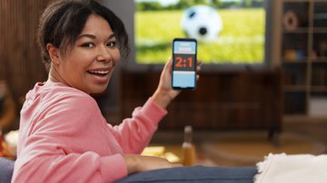 Ao usar essas opções, fica mais fácil assistir vídeos, filmes e fotos do celular em uma tela maior - Freepik