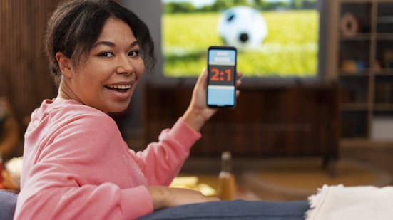 Ao usar essas opções, fica mais fácil assistir vídeos, filmes e fotos do celular em uma tela maior - Freepik