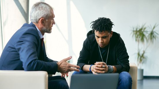 Mentoria é uma das atividades que pode ser adotada por profissionais maduros ao se aposentarem - Envato