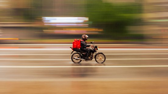 Os dados também mostram aumento expressivo da velocidade média das motocicletas nas vias com a sinalização especial - Adobe Stock