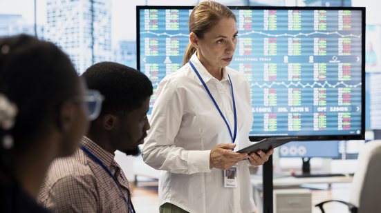 De um total de 5,5 milhões de investidores em renda variável na  B3, as mulheres já representam 26% - Envato