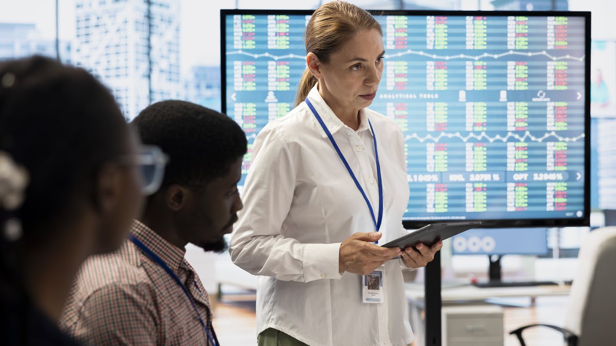 De um total de 5,5 milhões de investidores em renda variável na  B3, as mulheres já representam 26% - Envato