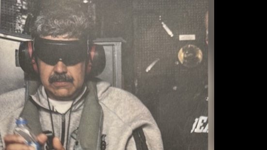 Maduro aparece em pé, com os olhos cobertos por uma venda e as mãos aparentemente algemadas, segurando uma garrafa de plástico de água - Conta de Donald Trump na Truthsocial