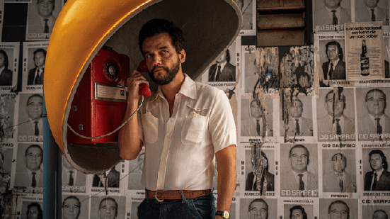 O famoso orelhão amarelo foi usado em diversas cenas do filme "O Agente Secreto"  para ajudar a recriar o cenário da década de 1970 - Foto: Victor Jucá/Divulgação