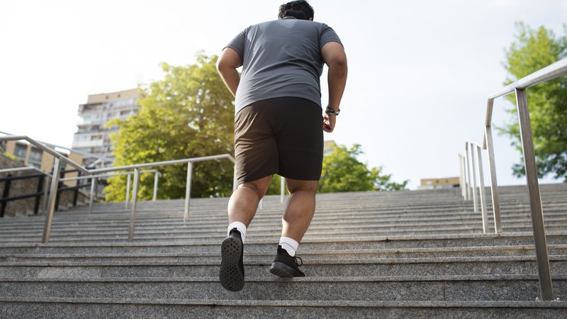 O ganho excessivo de peso compromete diretamente a autonomia, a independência e a qualidade de vida ao longo do envelhecimento - Freepik