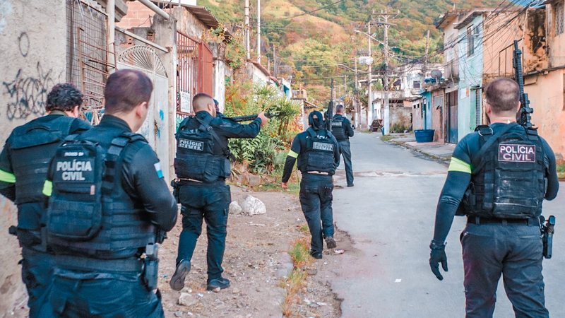 Policiais atuam em nova fase da Operação Contenção, contra o Comando Vermelho, na Vila Kennedy, zona oeste do Rio - Polícia Civil do Rio de Janeiro/Divulgação