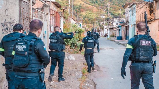 Policiais atuam em nova fase da Operação Contenção, contra o Comando Vermelho, na Vila Kennedy, zona oeste do Rio - Polícia Civil do Rio de Janeiro/Divulgação