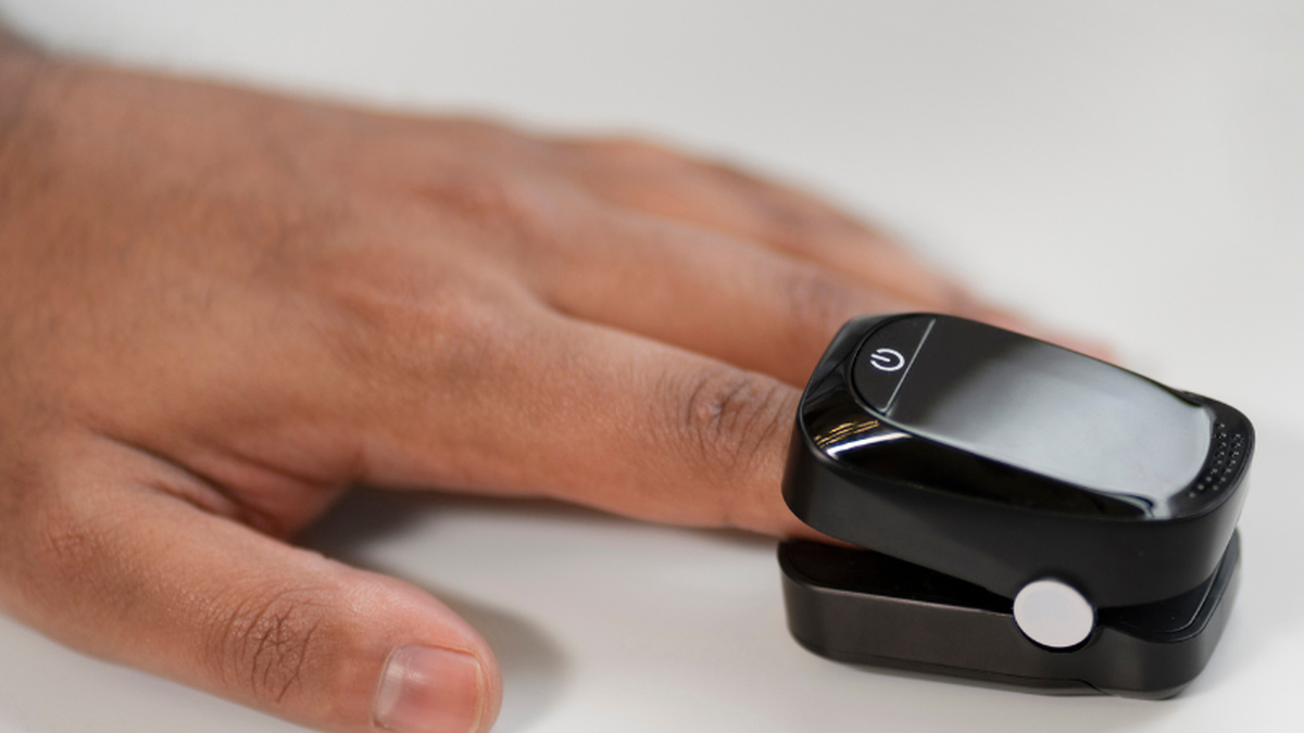 O estudo atestou que os oxímetros tendem a superestimar a saturação de oxigênio neste grupo - Freepik