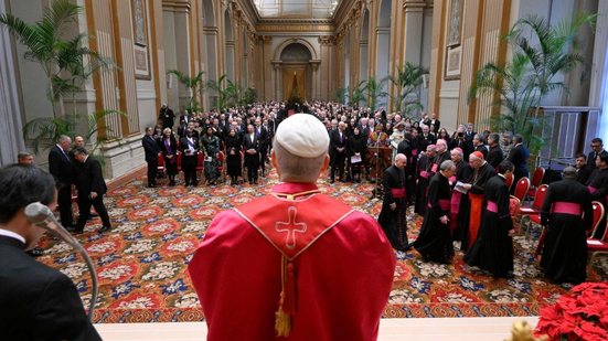 Em reunião no Vaticano nesta sexta, o Papa Leão XIV discursou para cerca de 420 diplomatas e criticou falta de diálogo entre os países - Vatican Media