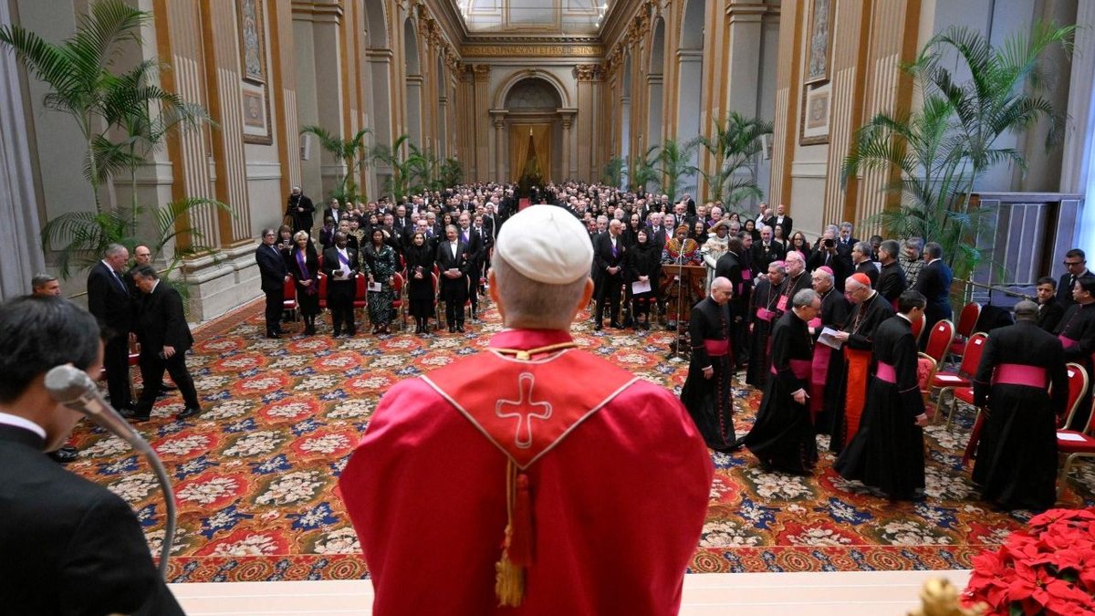 Em reunião no Vaticano nesta sexta, o Papa Leão XIV discursou para cerca de 420 diplomatas e criticou falta de diálogo entre os países - Vatican Media