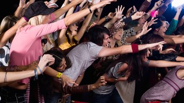 Aqui, em São Paulo, o cantor Chico Chico, filho da cantora Cássia Eller, apresenta o show do álbum Deixa Arder - Envato