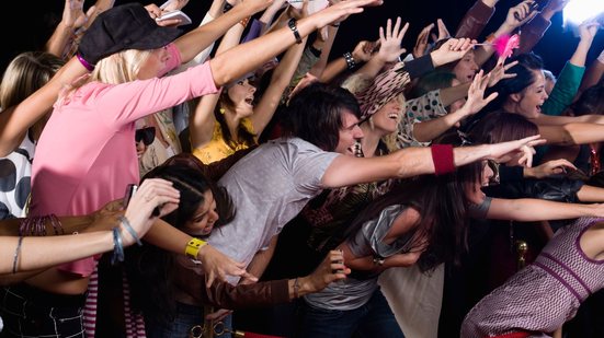 Aqui, em São Paulo, o cantor Chico Chico, filho da cantora Cássia Eller, apresenta o show do álbum Deixa Arder - Envato