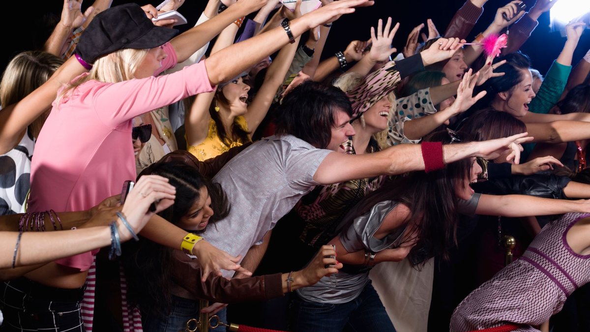 Aqui, em São Paulo, o cantor Chico Chico, filho da cantora Cássia Eller, apresenta o show do álbum Deixa Arder - Envato