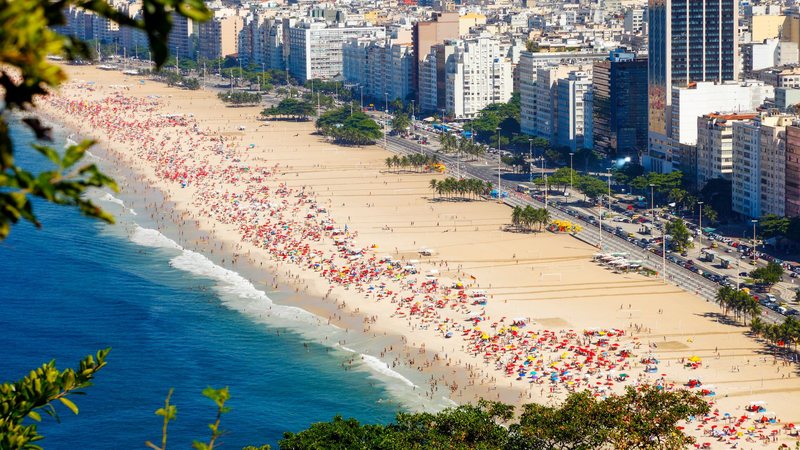 houve um aumento de 40% nas buscas por passagens de foliões de fora do Brasil para destinos como Rio de Janeiro - Envato